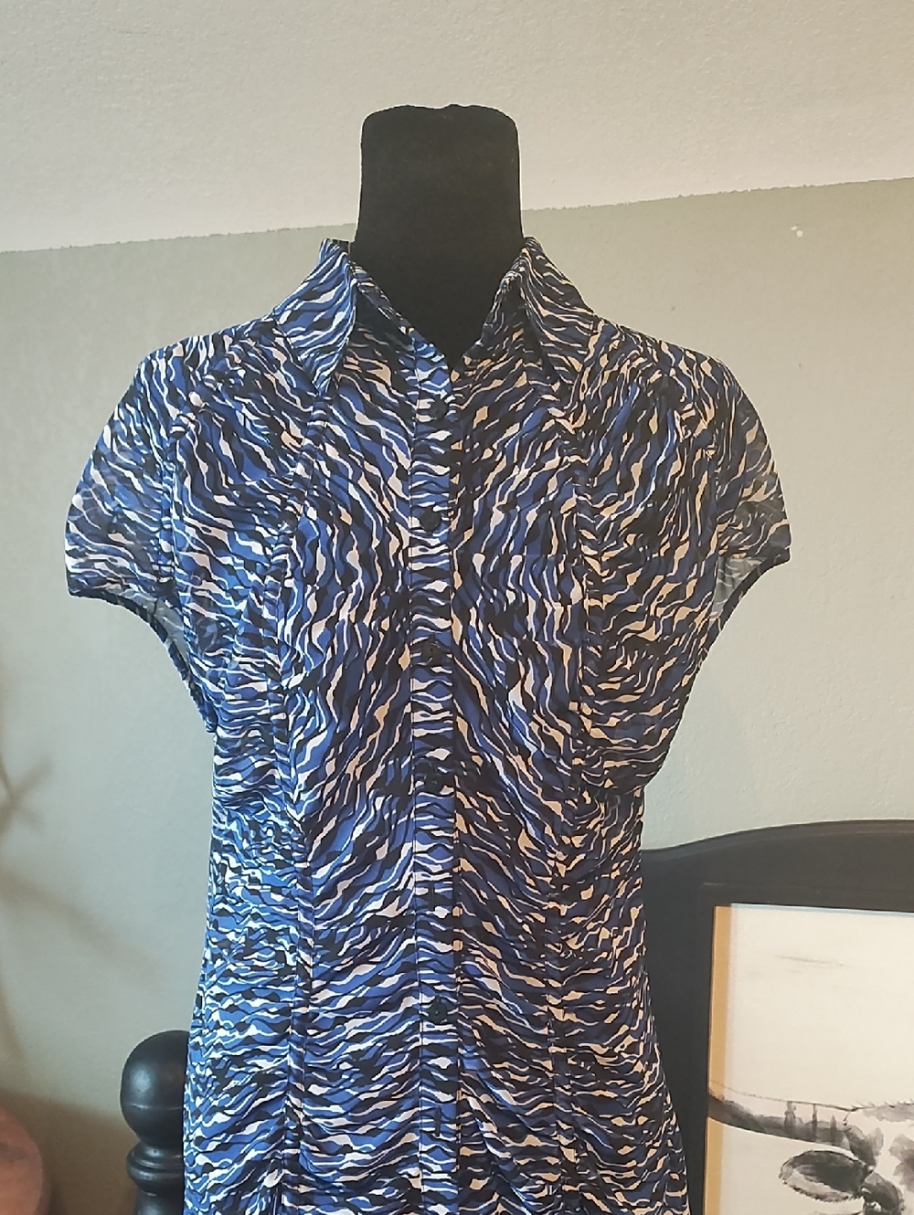 Blue and White Patterned Short-Sleeve Blouse